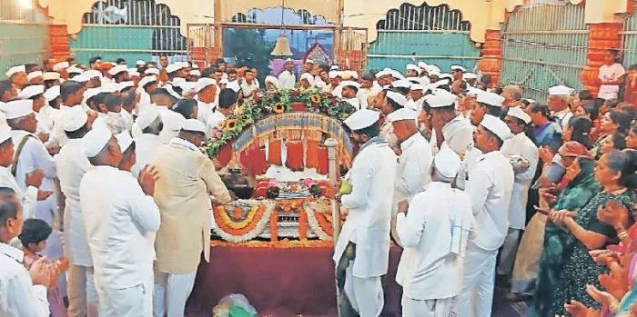 Dehugaon : देहूत संत तुकाराम महाराजांच्या पालखीचे पारंपारिक सीमोल्लंघन; टाळ-मृदंगाचा गजर, हरिनामाचा जयघोष