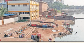 Indrayani Ghat : इंद्रायणी घाटावर गोधड्या धुण्यासाठी गर्दी; नदीपात्रात जुने कपडे टाकल्याने स्वच्छतेचा प्रश्न