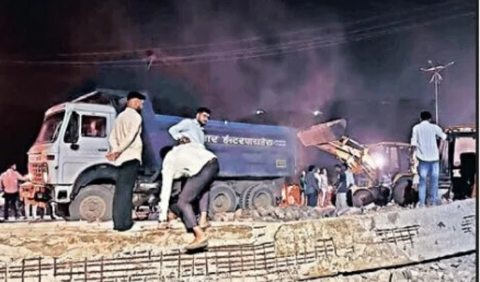Khopoli News: खोपोलीतील धोकादायक स्वागत कमान जमीनदोस्त