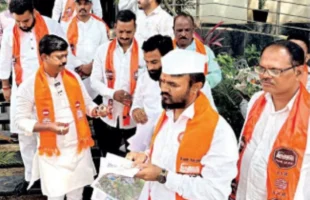 Maval Panchayat Samiti: मावळ पंचायत समितीत अधिकाऱ्यांच्या खुर्च्यांवर कचऱ्याचे बुके;  मनसेचे अनोखे आंदोलन