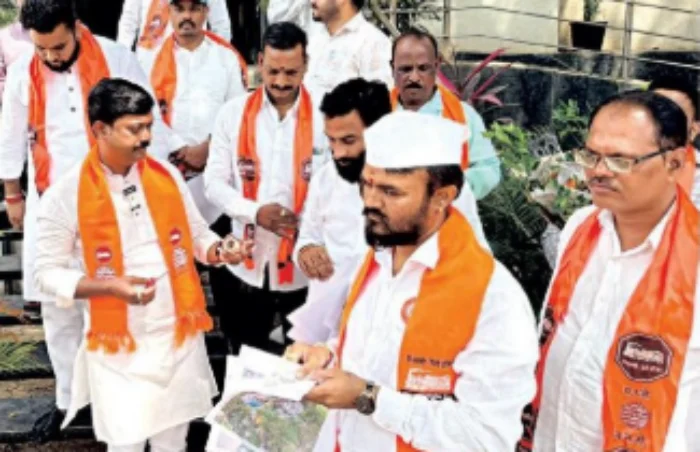 Maval Panchayat Samiti: मावळ पंचायत समितीत अधिकाऱ्यांच्या खुर्च्यांवर कचऱ्याचे बुके; मनसेचे अनोखे आंदोलन