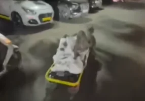 Pimpri-Chinchwad: महापालिकेच्या रुग्णवाहिकेतून रुग्ण थेट रस्त्यावर; रुग्णांच्या सुरक्षिततेची जबाबदारी नेमकी कोणाची?