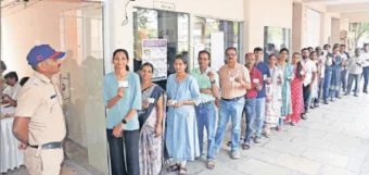 Pimpri-Chinchwad : पदवीधर, शिक्षक आमदारांचे भवितव्य मतपेटीत बंद; शहरात १८ केंद्रावर मतदान
