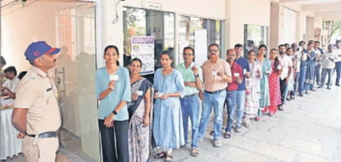 Pimpri-Chinchwad : पदवीधर, शिक्षक आमदारांचे भवितव्य मतपेटीत बंद; शहरात १८ केंद्रावर मतदान