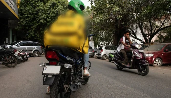 Online shopping: डिलिव्हरी बॉयचा जिवाशी खेळ ! दुचाकीवर क्षमतेपेक्षा जास्त पार्सल, वेळेवर पोहण्याची वेगवान स्पर्धा