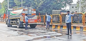 Pimpri-Chinchwad : शहरात पाणी कपात अन् रस्ते धुण्याचा घाट; काळेवाडीत टँकरच्या पाण्याने बीआरटीची स्वच्छता