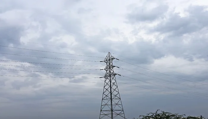 Slight drop in temperature: ढगाळ वातावरणामुळे तापमानात किंचित घट