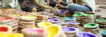 Kumbharwada: पणत्या-कंदिलांनी सजला कुंभारवाडा; कलकत्ता पणत्यांसह रंगीत, डिझायनर दिव्यांना पसंती