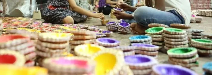 Kumbharwada: पणत्या-कंदिलांनी सजला कुंभारवाडा; कलकत्ता पणत्यांसह रंगीत, डिझायनर दिव्यांना पसंती