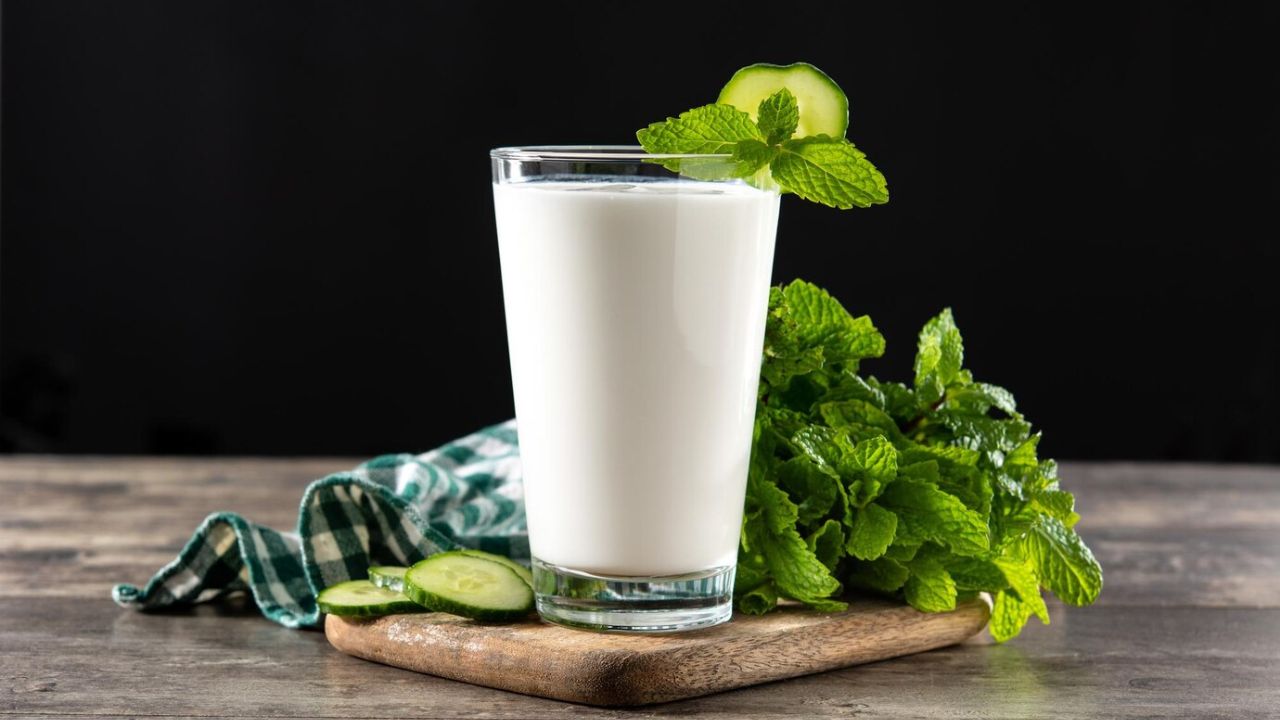 जानिए गर्मियों में छाछ पीने के गजब फायदे: सेहत का है सस्ता खजाना