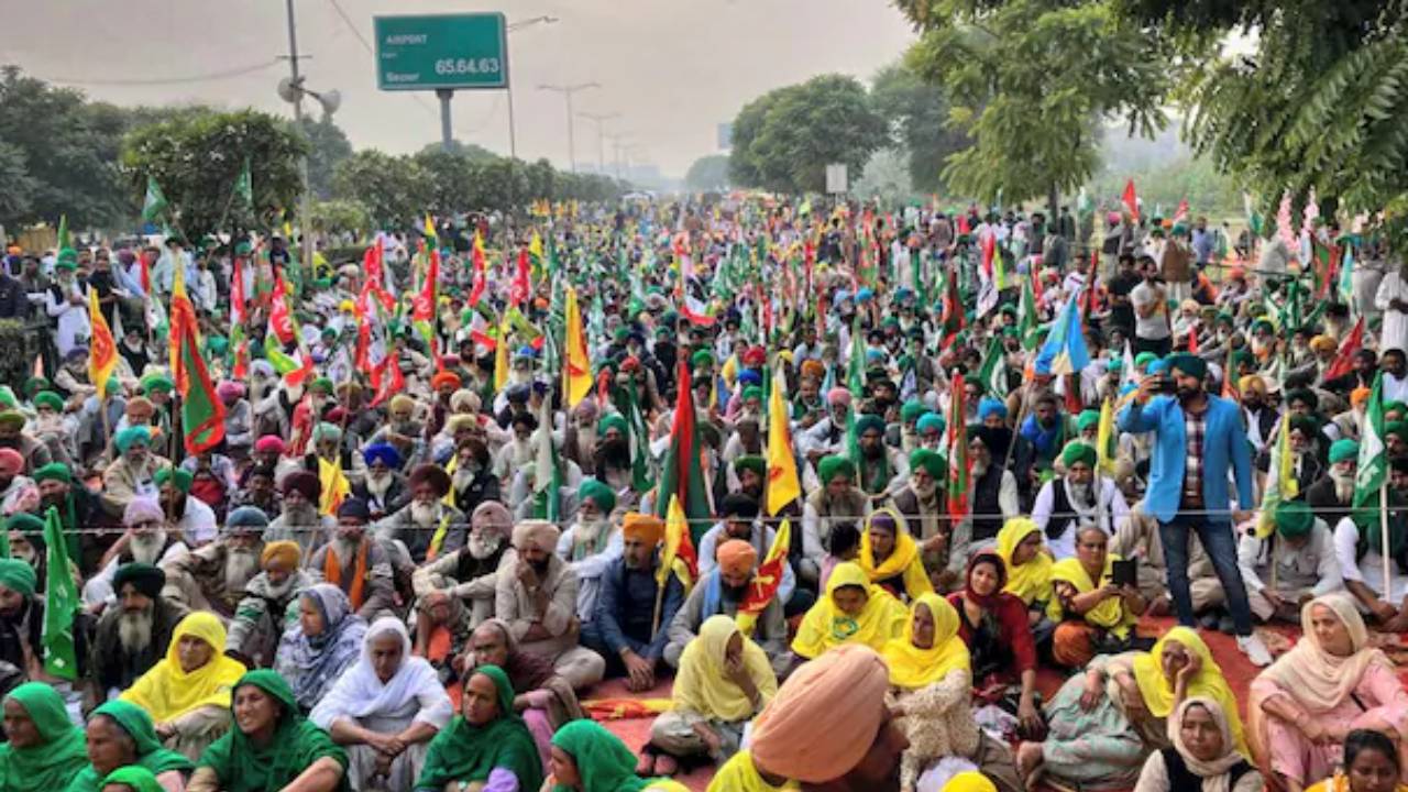 SKM ने सरकार के खिलाफ खोला मोर्चा, हिसार-रोहतक हाईवे पर उग्र प्रदर्शन..CM का करेंगे विरोध