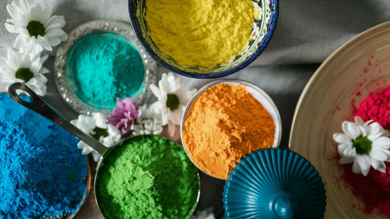 घर पर बनाएं होली के लिए नेचुरल रंग, ये फूल और सब्जियां आएंगी काम
