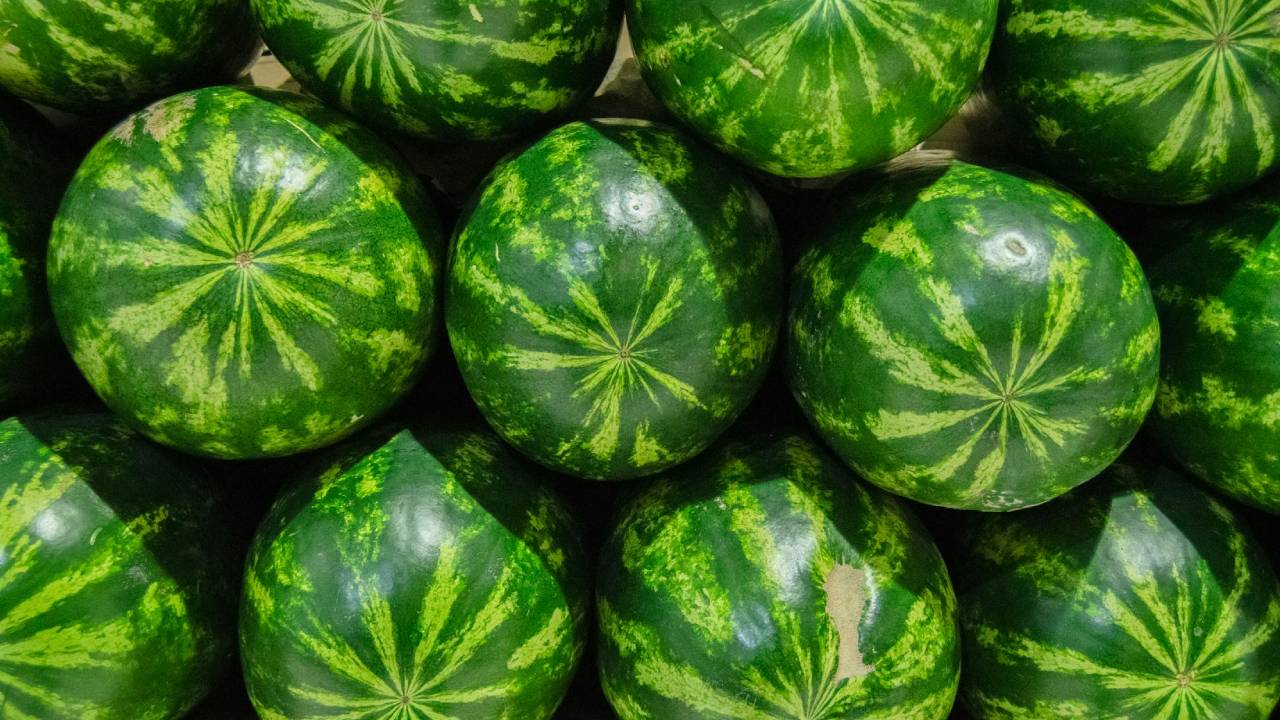 मीठा और लाल तरबूज कैसे चुनें? अपनाएं ये आसान टिप्स