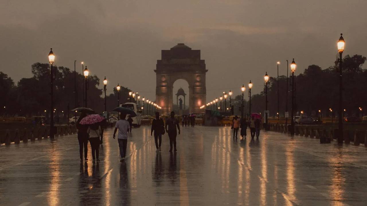 दिल्ली-NCR समेत कई राज्यों में बदला मौसम, बारिश-बिजली गिरने का अलर्ट