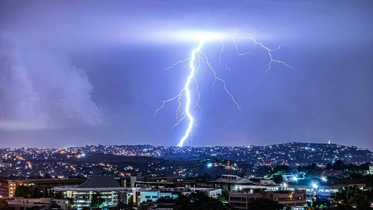 Weather Report: भारी बारिश और बर्फबारी का अलर्ट, इन राज्यों में चलेगी लू