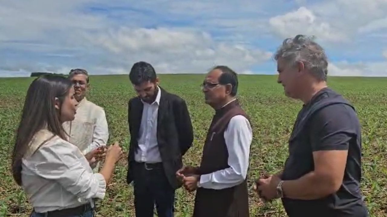 विदेश में घोलकर यूरिया का इस्तेमाल करते हैं किसान, खेतों में बना रखे हैं टैंक