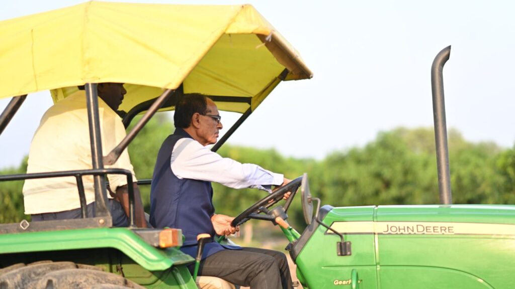 कृषि मंत्री शिवराज सिंह ने कहा कि जब तक खुद खेत में नहीं उतरो, तब तक किसान की तपस्या को समझना मुश्किल है. मैं वही कर रहा हूं, जो किसान हर रोज करते हैं. कृषि मंत्री शिवराज सिंह ने कहा कि जब तक खुद खेत में नहीं उतरो, तब तक किसान की तपस्या को समझना मुश्किल है. मैं वही कर रहा हूं, जो किसान हर रोज करते हैं.