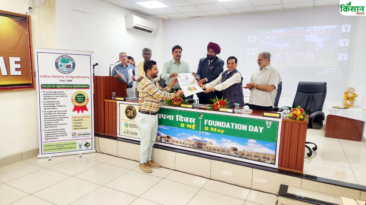 रानी लक्ष्मी बाई केंद्रीय कृषि विश्वविद्यालय के वैज्ञानिक डॉ. प्रभात तिवारी गोल्ड मेडल से सम्मानित