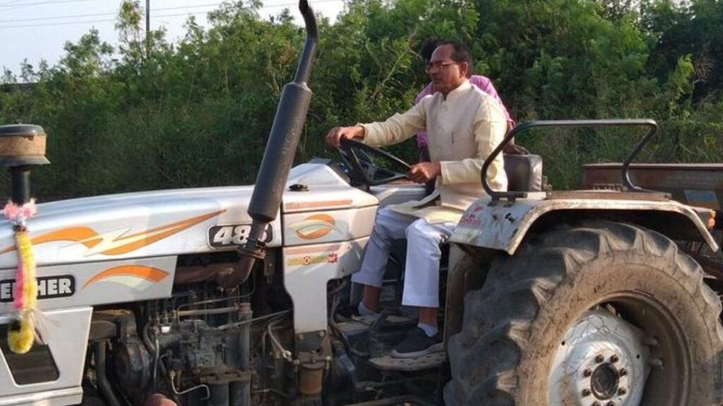 कृषि मंत्री ने साफ कहा कि किसानों की मेहनत से ही देश का अन्न भंडार भरा जाता है. हमें उनकी तपस्या को समझना होगा और उन्हें सम्मान देना होगा. कृषि मंत्री ने साफ कहा कि किसानों की मेहनत से ही देश का अन्न भंडार भरा जाता है. हमें उनकी तपस्या को समझना होगा और उन्हें सम्मान देना होगा.