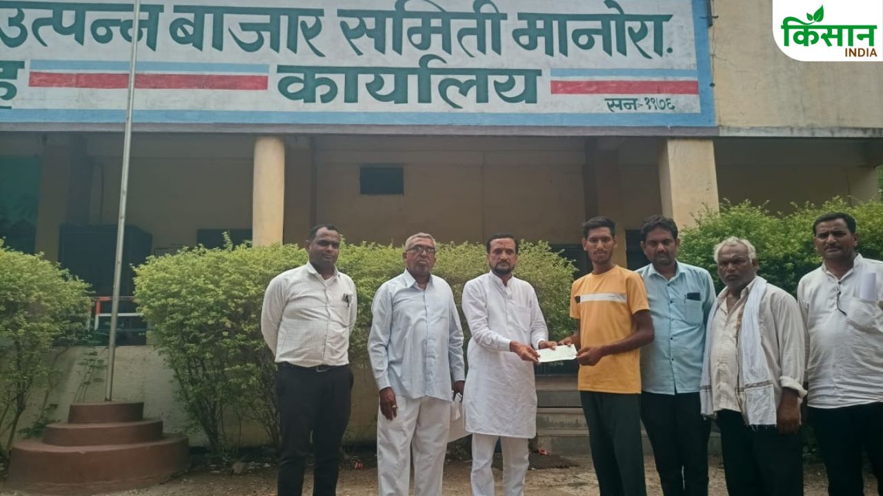 वायरल किसान गौरव पवार को सरकार से मिली आर्थिक मदद, बारिश में बह गई थी मूंगफली