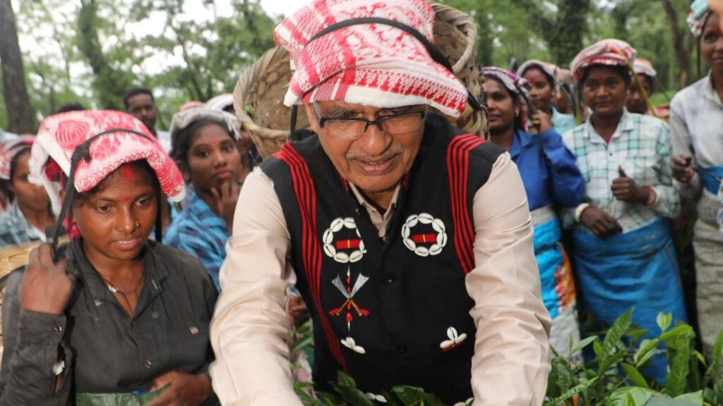 इस दौरे के जरिए उन्होंने एक बड़ा संदेश दिया कि अगर हमें देश को आगे बढ़ाना है, तो हमें हर उस हाथ को सम्मान देना होगा जो विकास की नींव रखता है चाय बागानों की महिलाएं इस बात की मिसाल हैं कि परिश्रम, लगन और आत्मविश्वास से कोई भी मंजिल हासिल की जा सकती है.
