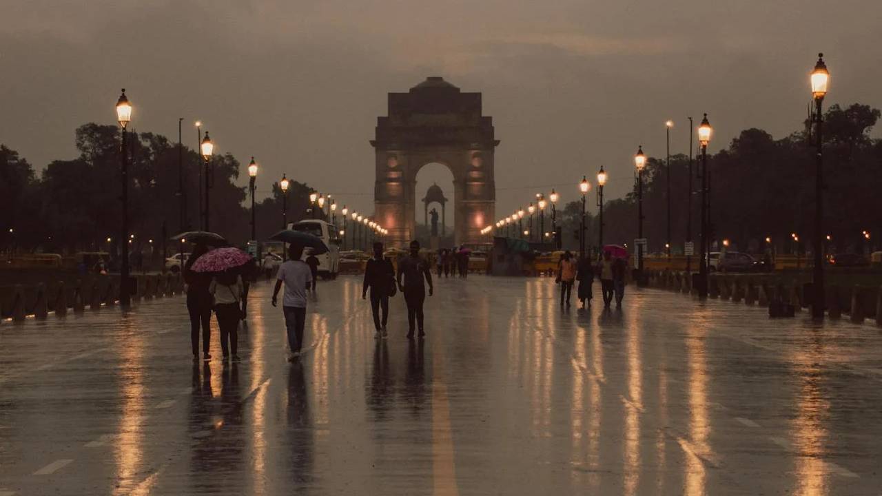 दिल्ली-NCR में आज से बारिश-आंधी का दौर शुरू, इन राज्यों में भीषण गर्मी का कहर जारी