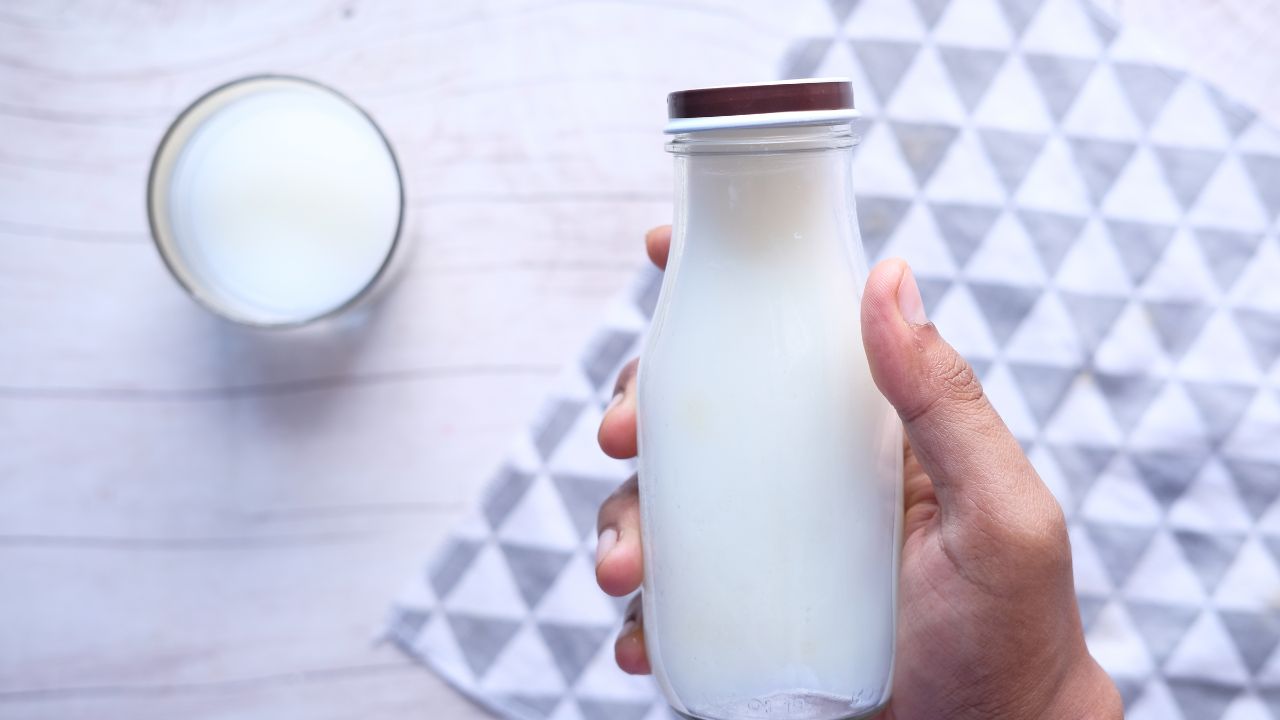 Adulterated Milk: कहीं आप भी तो रोज नहीं पी रहे जहर? घर बैठे ऐसे पहचानें दूध में मिलावट की सच्चाई!