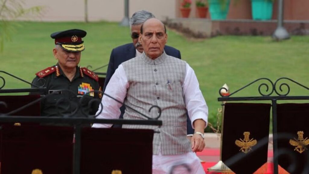 मशहूर बागवानी विशेषज्ञ 'मैंगो मैन' कलीमुल्लाह खान ने एक नई आम की प्रजाति विकसित की है, जिसे रक्षा मंत्री राजनाथ सिंह के नाम पर 'राजनाथ आम' नाम दिया गया है. मशहूर बागवानी विशेषज्ञ 'मैंगो मैन' कलीमुल्लाह खान ने एक नई आम की प्रजाति विकसित की है, जिसे रक्षा मंत्री राजनाथ सिंह के नाम पर 'राजनाथ आम' नाम दिया गया है.