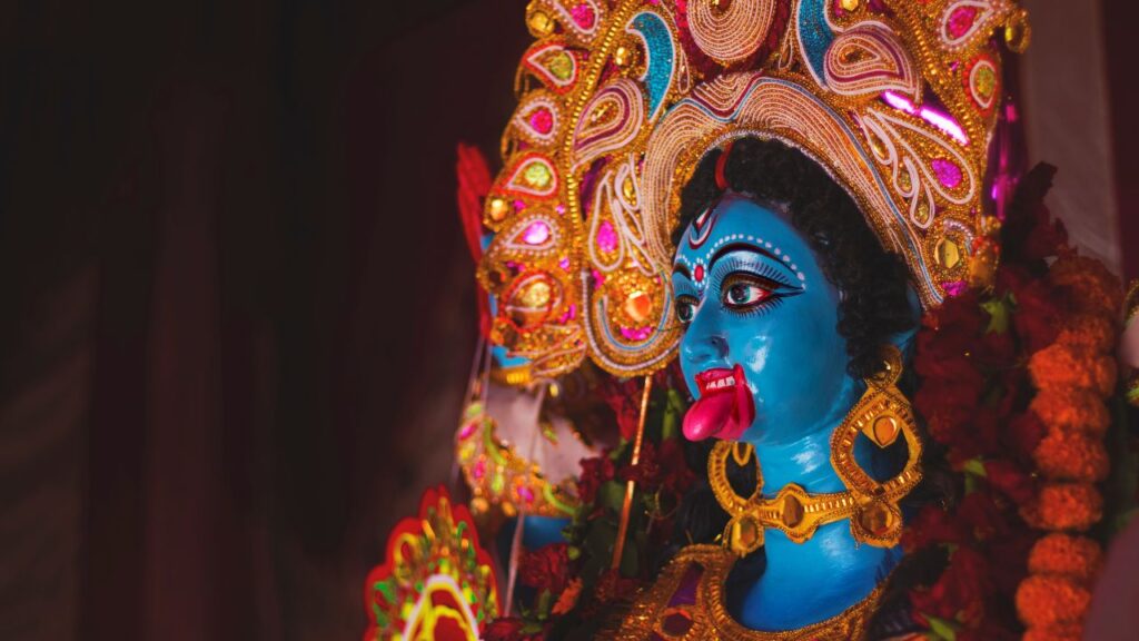 इस पावन समय में दुर्गा सप्तशती, अर्गला स्तोत्र, कवच और दुर्गा चालीसा का नियमित पाठ करने से साधक के भीतर सकारात्मक ऊर्जा उत्पन्न होती है. यह पाठ आत्मबल बढ़ाता है और नकारात्मक शक्तियों से रक्षा करता है. विशेष रूप से रात्रि में किया गया पाठ अत्यंत फलदायी होता है. इस पावन समय में दुर्गा सप्तशती, अर्गला स्तोत्र, कवच और दुर्गा चालीसा का नियमित पाठ करने से साधक के भीतर सकारात्मक ऊर्जा उत्पन्न होती है. यह पाठ आत्मबल बढ़ाता है और नकारात्मक शक्तियों से रक्षा करता है. विशेष रूप से रात्रि में किया गया पाठ अत्यंत फलदायी होता है.