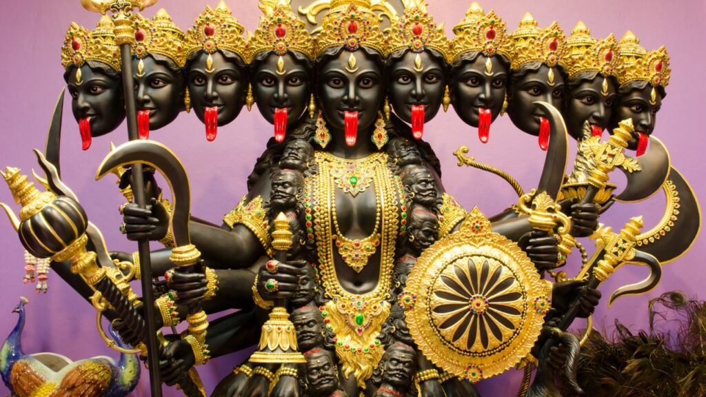 गुप्त नवरात्रि के नौ दिनों में साधक को पूर्ण सात्विकता का पालन करना चाहिए. मांसाहार, मदिरा, प्याज-लहसुन जैसे तामसिक तत्वों से दूरी बनाना आवश्यक है. ब्रह्मचर्य का पालन, ध्यान, योग और मंत्र जाप से मन की शुद्धि होती है और मां दुर्गा की विशेष कृपा प्राप्त होती है. गुप्त नवरात्रि के नौ दिनों में साधक को पूर्ण सात्विकता का पालन करना चाहिए. मांसाहार, मदिरा, प्याज-लहसुन जैसे तामसिक तत्वों से दूरी बनाना आवश्यक है. ब्रह्मचर्य का पालन, ध्यान, योग और मंत्र जाप से मन की शुद्धि होती है और मां दुर्गा की विशेष कृपा प्राप्त होती है.