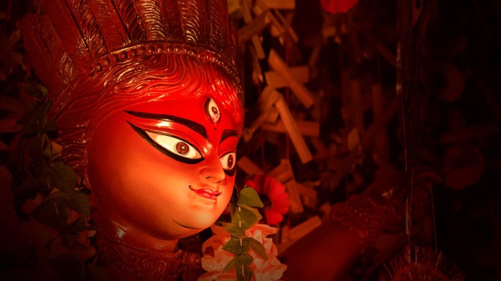 मां चंद्रघंटा से नकारात्मक ऊर्जा का अंत (तीसरा दिन): मां चंद्रघंटा से नकारात्मक ऊर्जा का अंत (तीसरा दिन): तीसरे दिन की साधना से साधक अपने चारों ओर मौजूद नकारात्मक ऊर्जा, डर और भ्रम से मुक्त होता है. यह दिन रक्षा कवच बनाने का प्रतीक माना जाता है. मां चंद्रघंटा से नकारात्मक ऊर्जा का अंत (तीसरा दिन): मां चंद्रघंटा से नकारात्मक ऊर्जा का अंत (तीसरा दिन): तीसरे दिन की साधना से साधक अपने चारों ओर मौजूद नकारात्मक ऊर्जा, डर और भ्रम से मुक्त होता है. यह दिन रक्षा कवच बनाने का प्रतीक माना जाता है.