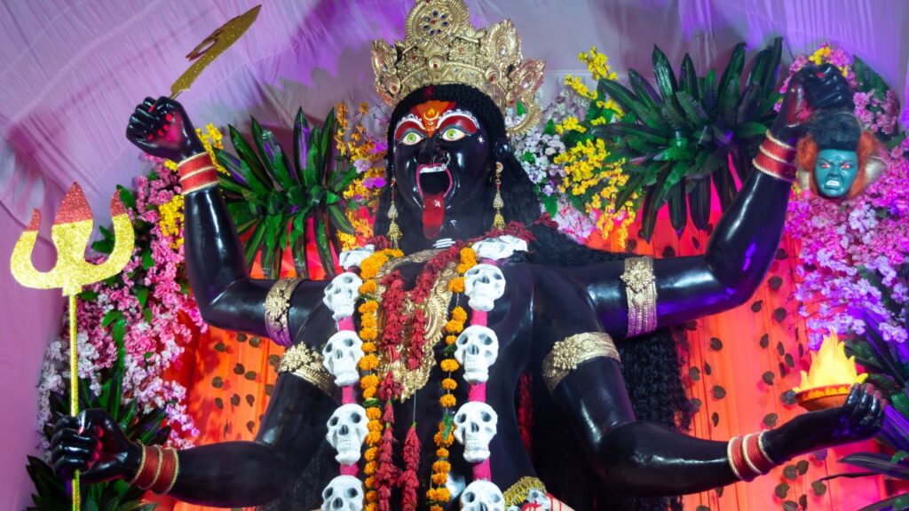 मां कालरात्रि से भय पर नियंत्रण (सातवां दिन): देवी कालरात्रि को तांत्रिकों की विशेष देवी माना जाता है. साधक इस दिन अपनी भीतरी कमजोरियों और अज्ञात भय पर विजय प्राप्त करता है. यह आत्मबल और दृढ़ता का प्रतीक है. मां कालरात्रि से भय पर नियंत्रण (सातवां दिन): देवी कालरात्रि को तांत्रिकों की विशेष देवी माना जाता है. साधक इस दिन अपनी भीतरी कमजोरियों और अज्ञात भय पर विजय प्राप्त करता है. यह आत्मबल और दृढ़ता का प्रतीक है.