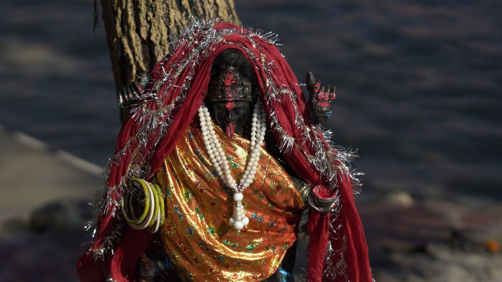 गुप्त नवरात्रि में छोटी कन्याओं को भोजन व उपहार देकर पूजन करने से देवी प्रसन्न होती हैं. साथ ही, दीपदान करना, गंगा या अन्य पवित्र नदियों में स्नान करना और गुप्त रूप से ध्यान करना विशेष पुण्यदायी होता है. (Disclaimer: इस खबर में दी गई जानकारी सिर्फ मान्यताओं और जानकारियों पर आधारित है. यहां दी गई किसी भी तरह की मान्यता या जानकारी की Kisan India पुष्टि नहीं करता है.) गुप्त नवरात्रि में छोटी कन्याओं को भोजन व उपहार देकर पूजन करने से देवी प्रसन्न होती हैं. साथ ही, दीपदान करना, गंगा या अन्य पवित्र नदियों में स्नान करना और गुप्त रूप से ध्यान करना विशेष पुण्यदायी होता है. (Disclaimer: इस खबर में दी गई जानकारी सिर्फ मान्यताओं और जानकारियों पर आधारित है. यहां दी गई किसी भी तरह की मान्यता या जानकारी की Kisan India पुष्टि नहीं करता है.)