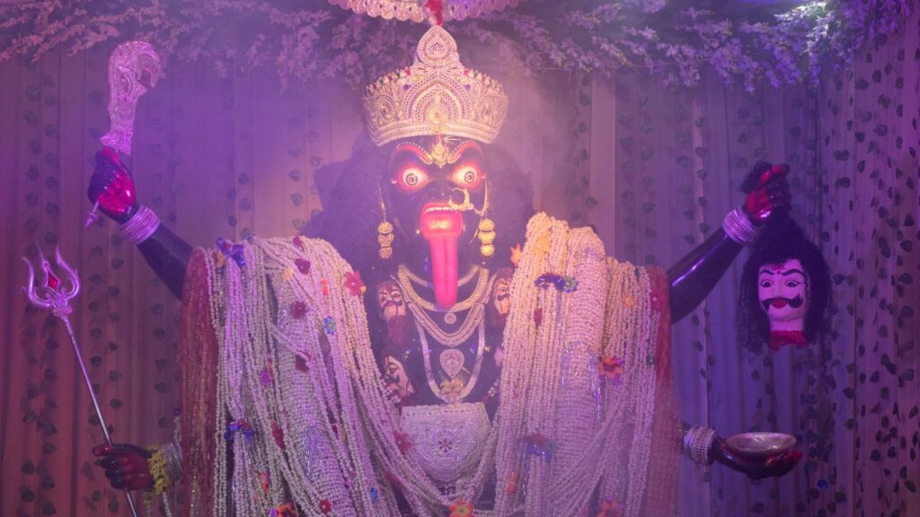 गुप्त नवरात्रि में माता दुर्गा के दस रौद्र रूपों, काली, तारा, त्रिपुर सुंदरी, भैरवी, बगलामुखी आदि की साधना की जाती है. यह साधना तंत्र और सिद्धि की दृष्टि से बेहद प्रभावशाली मानी जाती है. हालांकि, ये शक्तियां अत्यंत शक्तिशाली होती हैं, इसलिए बिना किसी अनुभवी गुरु के मार्गदर्शन के गृहस्थ लोगों को इनकी साधना से बचना चाहिए. गुप्त नवरात्रि में माता दुर्गा के दस रौद्र रूपों, काली, तारा, त्रिपुर सुंदरी, भैरवी, बगलामुखी आदि की साधना की जाती है. यह साधना तंत्र और सिद्धि की दृष्टि से बेहद प्रभावशाली मानी जाती है. हालांकि, ये शक्तियां अत्यंत शक्तिशाली होती हैं, इसलिए बिना किसी अनुभवी गुरु के मार्गदर्शन के गृहस्थ लोगों को इनकी साधना से बचना चाहिए.