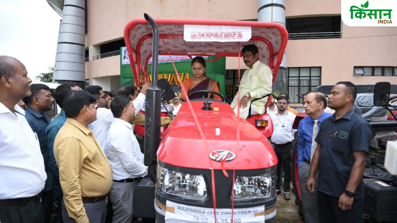 खेत में ट्रैक्टर चलाने की ट्रेनिंग पा रहीं महिलाएं, सरकार से 4 करोड़ के कृषि यंत्र मिले