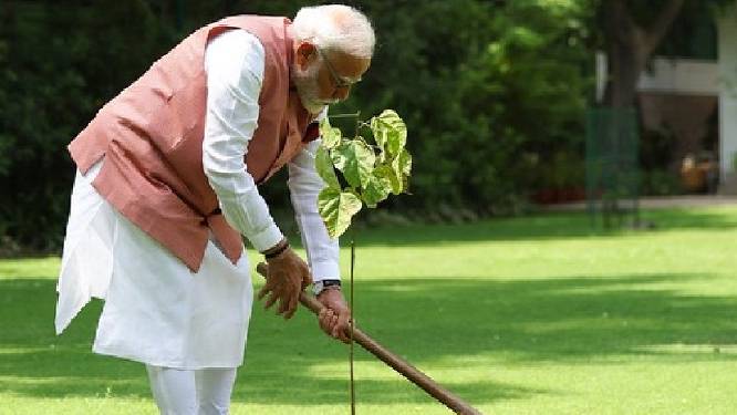 मोदी ने फिर दिया दुनिया को सिंदूर का संदेश…आवास पर लगाया पौधा, जानिए क्या है 1971 युद्ध से कनेक्शन