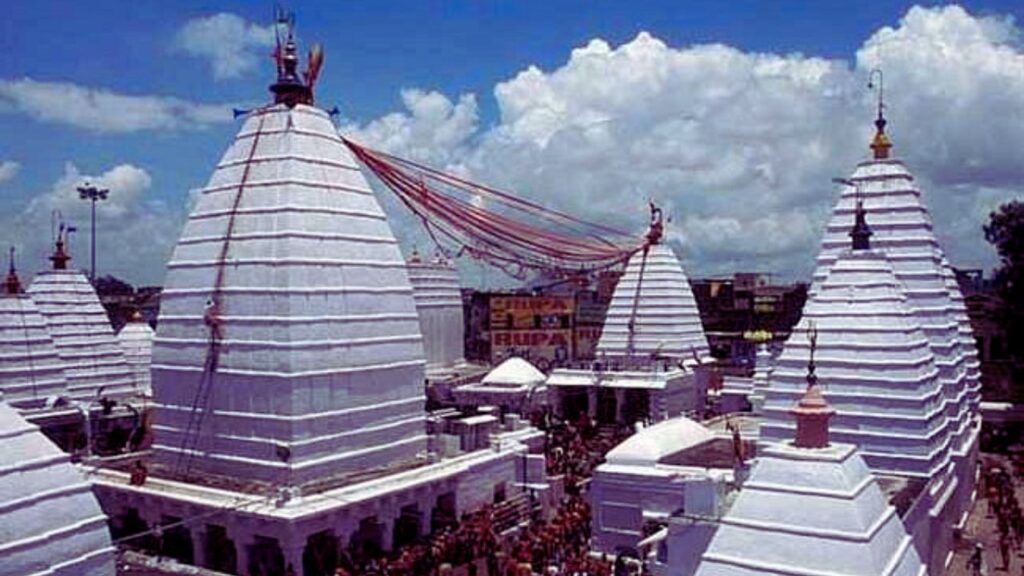 देवघर का श्रावणी मेला विश्व का एकमात्र ऐसा धार्मिक मेला है, जो पूरे एक महीने तक चलता है. सावन के महीने में यहां लाखों श्रद्धालु “बोल बम” के जयकारे के साथ 105 किलोमीटर की पैदल यात्रा करते हैं और बाबा वैद्यनाथ को गंगाजल अर्पित करते हैं. देवघर का श्रावणी मेला विश्व का एकमात्र ऐसा धार्मिक मेला है, जो पूरे एक महीने तक चलता है. सावन के महीने में यहां लाखों श्रद्धालु “बोल बम” के जयकारे के साथ 105 किलोमीटर की पैदल यात्रा करते हैं और बाबा वैद्यनाथ को गंगाजल अर्पित करते हैं.