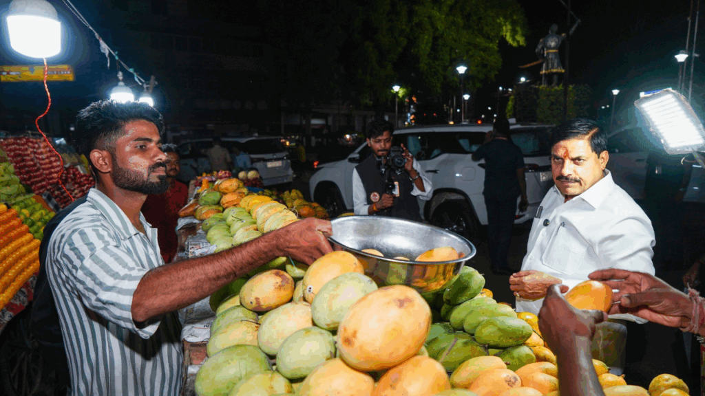 सोशल मीडिया पर वायरल हुआ सीएम का आम जनता वाला अंदाज, लोग कर रहे तारीफ. ऐसे सादगी भरे नेता अब कम ही देखने को मिलते हैं. सोशल मीडिया पर वायरल हुआ सीएम का आम जनता वाला अंदाज, लोग कर रहे तारीफ. ऐसे सादगी भरे नेता अब कम ही देखने को मिलते हैं.
