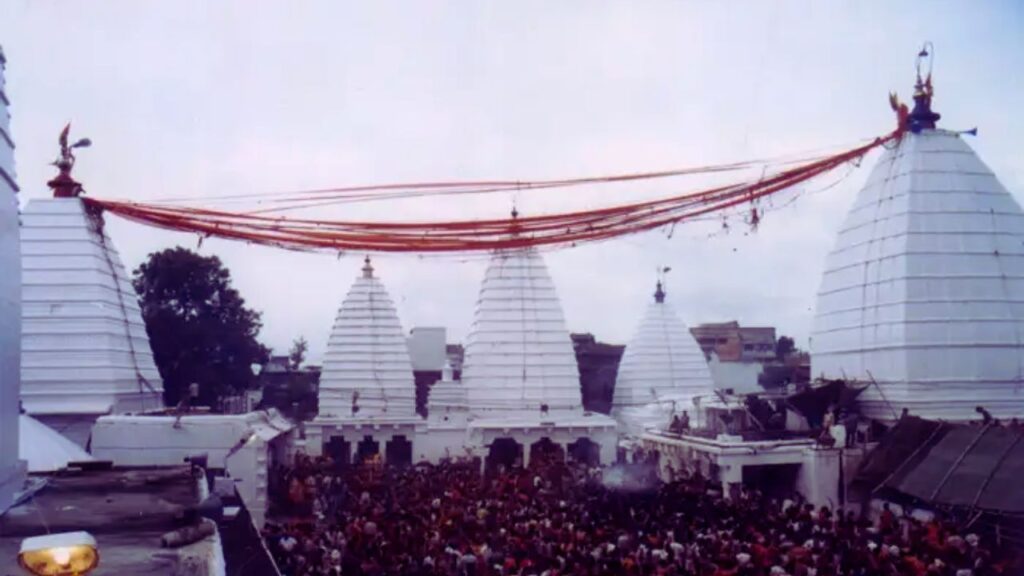 बाबा बैद्यनाथ की श्रृंगार पूजा अत्यंत भव्य होती है. खास बात यह है कि ब्रिटिश काल से देवघर जेल के कैदी, फूलों की विशेष माला और राजसिंहासन बनाकर मंदिर भेजते हैं. यह परंपरा आज भी जारी है और इस श्रृंगार को देखने लाखों श्रद्धालु रात्रि में जुटते हैं. बाबा बैद्यनाथ की श्रृंगार पूजा अत्यंत भव्य होती है. खास बात यह है कि ब्रिटिश काल से देवघर जेल के कैदी, फूलों की विशेष माला और राजसिंहासन बनाकर मंदिर भेजते हैं. यह परंपरा आज भी जारी है और इस श्रृंगार को देखने लाखों श्रद्धालु रात्रि में जुटते हैं.
