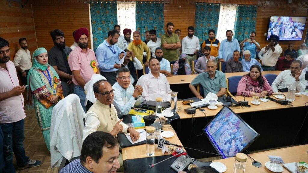 इसके अलावा, कृषि मंत्री ने कहा कि केंद्र सरकार किसानों को हरसंभव सहायता देगी, हार्टिकल्चर फसलों का बीमा जल्द सुनिश्चित किया जाएगा, किसानों को नहीं होने दी जाएगी कोई परेशानी. इसके अलावा, कृषि मंत्री ने कहा कि केंद्र सरकार किसानों को हरसंभव सहायता देगी, हार्टिकल्चर फसलों का बीमा जल्द सुनिश्चित किया जाएगा, किसानों को नहीं होने दी जाएगी कोई परेशानी.