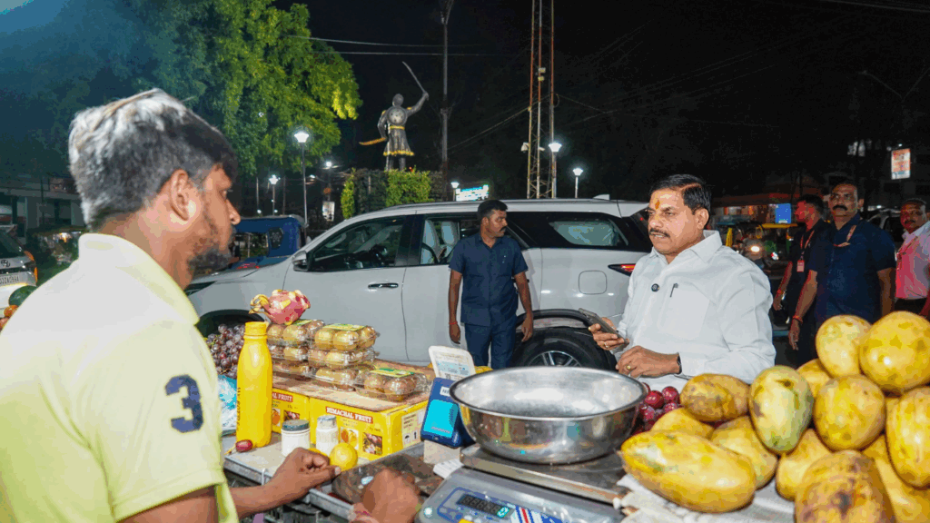 भोपाल की न्यू मार्केट में अचानक पहुंचे सीएम मोहन यादव, जनता से मिले, हालचाल जाना और सादगी से सबका दिल जीत लिया. लोग बोले ये हैं हमारे असली जननेता. भोपाल की न्यू मार्केट में अचानक पहुंचे सीएम मोहन यादव, जनता से मिले, हालचाल जाना और सादगी से सबका दिल जीत लिया. लोग बोले ये हैं हमारे असली जननेता.