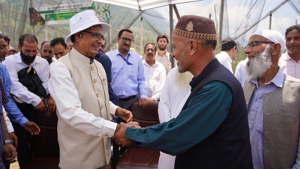 ओलावृष्टि से फसलों की रक्षा के लिए सुरक्षात्मक जाल प्रणाली, वैज्ञानिक छंटाई और जल प्रबंधन तकनीकों का कृषि मंत्री ने फील्ड में अवलोकन किया और सुझाव भी दिए. ओलावृष्टि से फसलों की रक्षा के लिए सुरक्षात्मक जाल प्रणाली, वैज्ञानिक छंटाई और जल प्रबंधन तकनीकों का कृषि मंत्री ने फील्ड में अवलोकन किया और सुझाव भी दिए.