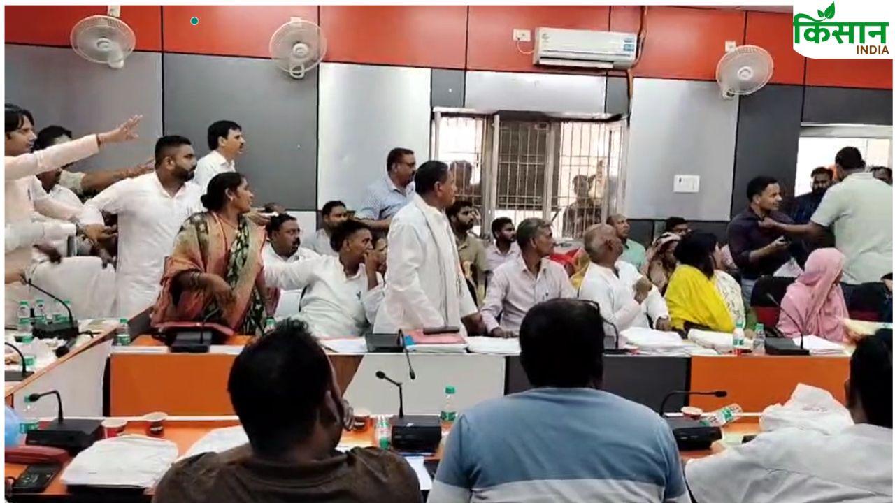 किसान को लाठी और अफसर को थप्पड़…खाद की किल्लत से यूपी में सुलग रहा किसानों का गुस्सा