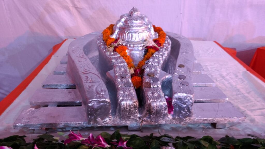 सावन 2025 में कुल चार सोमवार आएंगे. पहला सोमवार 14 जुलाई, दूसरा सोमवार 21 जुलाई, तीसरा सोमवार 28 जुलाई, चौथा सोमवार 4 अगस्त और 9 अगस्त को सावन पूर्णिमा के साथ श्रावण मास का समापन होगा. सावन 2025 में कुल चार सोमवार आएंगे. पहला सोमवार 14 जुलाई, दूसरा सोमवार 21 जुलाई, तीसरा सोमवार 28 जुलाई, चौथा सोमवार 4 अगस्त और 9 अगस्त को सावन पूर्णिमा के साथ श्रावण मास का समापन होगा.