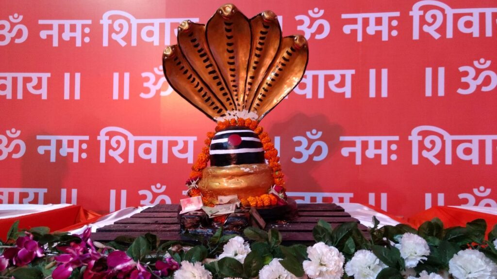 सनातन धर्म में (सावन) श्रावण मास को भगवान शिव की आराधना के लिए सबसे पवित्र महीनों में से एक माना गया है. साल 2025 में सावन मास की शुरुआत 11 जुलाई से हो रही है. यह माह पूरी तरह भक्ति और शिव साधना से भरपूर होता है, जिसमें व्रत, जप और शिवलिंग पर जलाभिषेक का विशेष महत्व है. सनातन धर्म में (सावन) श्रावण मास को भगवान शिव की आराधना के लिए सबसे पवित्र महीनों में से एक माना गया है. साल 2025 में सावन मास की शुरुआत 11 जुलाई से हो रही है. यह माह पूरी तरह भक्ति और शिव साधना से भरपूर होता है, जिसमें व्रत, जप और शिवलिंग पर जलाभिषेक का विशेष महत्व है.