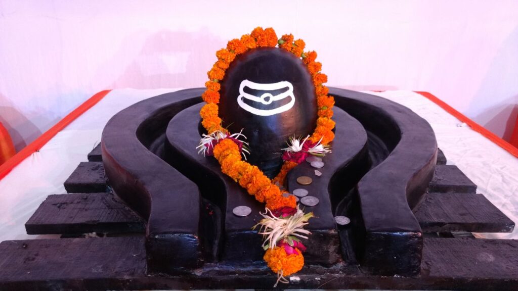 इस साल सावन की शुरुआत 11 जुलाई से हुई है और पहला सोमवार 14 जुलाई को पड़ा है. सोमवार शिवजी का विशेष दिन माना जाता है. इस दिन व्रत रखने, बेलपत्र और जल चढ़ाने से विशेष पुण्य प्राप्त होता है. इस साल सावन की शुरुआत 11 जुलाई से हुई है और पहला सोमवार 14 जुलाई को पड़ा है. सोमवार शिवजी का विशेष दिन माना जाता है. इस दिन व्रत रखने, बेलपत्र और जल चढ़ाने से विशेष पुण्य प्राप्त होता है.