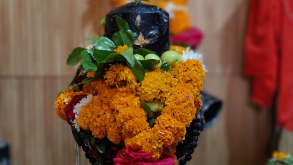 समुद्र मंथन के समय निकले हलाहल विष को भगवान शिव ने पी लिया था. विष के प्रभाव से उनका शरीर अत्यधिक गर्म हो गया, जिसे शांत करने के लिए देवताओं ने उन पर निरंतर जल अर्पित किया. तभी से भोलेनाथ के जलाभिषेक की यह परंपरा चली आ रही है. समुद्र मंथन के समय निकले हलाहल विष को भगवान शिव ने पी लिया था. विष के प्रभाव से उनका शरीर अत्यधिक गर्म हो गया, जिसे शांत करने के लिए देवताओं ने उन पर निरंतर जल अर्पित किया. तभी से भोलेनाथ के जलाभिषेक की यह परंपरा चली आ रही है.