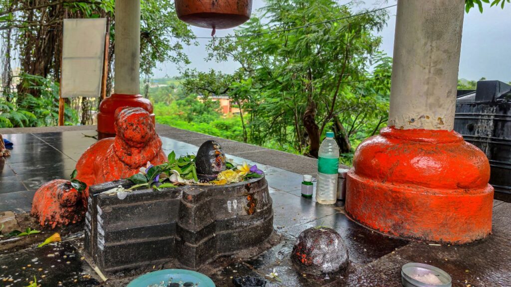 शिवलिंग पर जल चढ़ाते हुए ‘ॐ नमः शिवाय’ मंत्र का जाप करने से मानसिक तनाव कम होता है, मन स्थिर होता है और जीवन में सकारात्मक ऊर्जा का संचार होता है. यह क्रिया आध्यात्मिक शुद्धि के साथ-साथ आत्मिक शांति भी देती है. शिवलिंग पर जल चढ़ाते हुए ‘ॐ नमः शिवाय’ मंत्र का जाप करने से मानसिक तनाव कम होता है, मन स्थिर होता है और जीवन में सकारात्मक ऊर्जा का संचार होता है. यह क्रिया आध्यात्मिक शुद्धि के साथ-साथ आत्मिक शांति भी देती है.