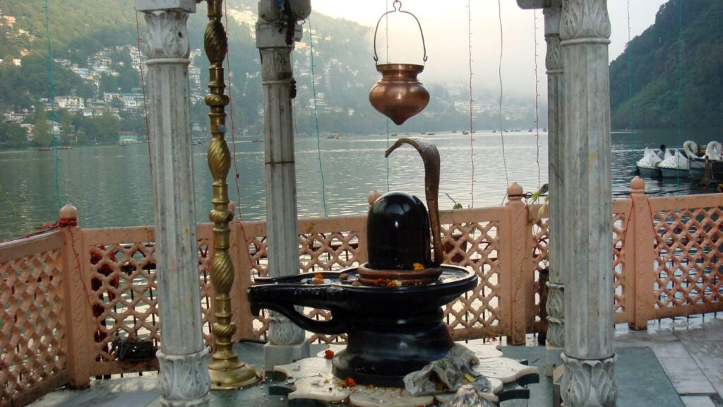 जल चढ़ाने से पहले “ॐ नमः शिवाय” या “ॐ त्र्यंबकं यजामहे” मंत्र का जप करें. इससे मन एकाग्र होता है और वातावरण सकारात्मक ऊर्जा से भर जाता है. जल चढ़ाने से पहले “ॐ नमः शिवाय” या “ॐ त्र्यंबकं यजामहे” मंत्र का जप करें. इससे मन एकाग्र होता है और वातावरण सकारात्मक ऊर्जा से भर जाता है.