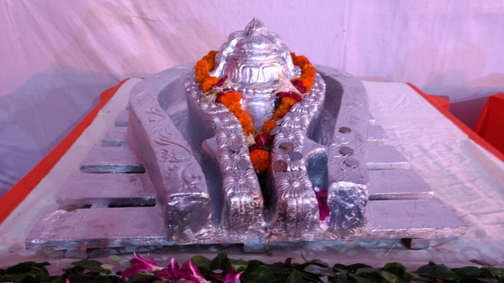 केवल जल ही नहीं, बल्कि बेलपत्र, भांग, धतूरा, शमी पत्र, दूध, दही और शहद भी शिव को अर्पित किए जा सकते हैं. विशेष रूप से बेलपत्र शिवलिंग पर तीन पत्तियों वाले होने चाहिए और उल्टा नहीं चढ़ाना चाहिए. (इस खबर में दी गई जानकारी केवल सामान्य ज्ञान पर आधारित है.) केवल जल ही नहीं, बल्कि बेलपत्र, भांग, धतूरा, शमी पत्र, दूध, दही और शहद भी शिव को अर्पित किए जा सकते हैं. विशेष रूप से बेलपत्र शिवलिंग पर तीन पत्तियों वाले होने चाहिए और उल्टा नहीं चढ़ाना चाहिए. (इस खबर में दी गई जानकारी केवल सामान्य ज्ञान पर आधारित है.)